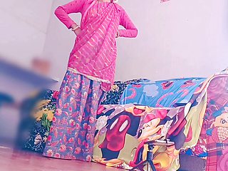 Home alone (CAUGHT CAMERA)Desi maid ne bartan dhone ke bahane apane Malik ke sath chud gahi Pati ke jane bad Bhabhi chud gai