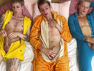 The Games of Three Twinks Grew Into a Juicy Fuck, Let a Tight Twink's Asshole Go Around in a Circle