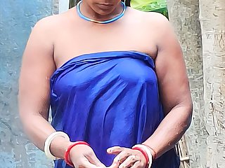 Desi Sexy Bhabhi Summer Season Bathing Nude Video