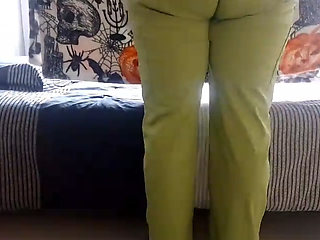 A big-assed MILF masturbated my pussy until I had a rich and delicious squirt.