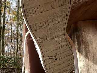 A walk with poise... Knees down and sniff.