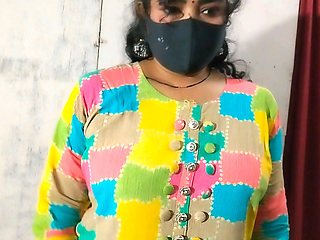 Hot Saloni big boobs shoowing