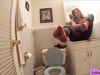 Goddess Amanda's Sweaty Feet & Pissy Fun in the Bathroom - Homemade MILF Masturbation