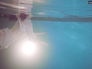 Underwater Show - public teen (18+) scene