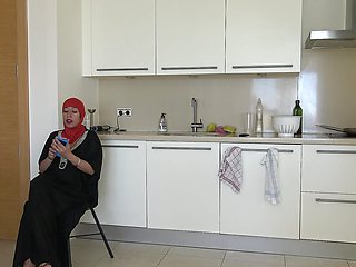 Lebanese Sharmota wants a big dick to fuck her asshole