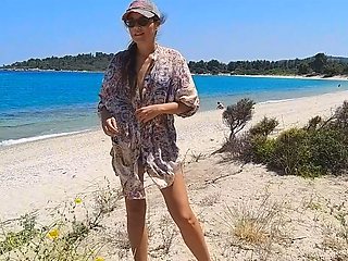 Sexy Behaarte MILF Pisst Am Oeffentlichen Strand