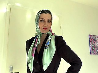 Lady Victoria Valente Showed Elegant Satin Headscarves Scarf Queen