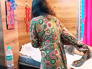 Asian Desi Video. Doctor Ne Staff ke Sath Sex Kiya, Or Land Ko Chata.