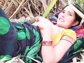 Seductive Bhabhi heats up for steamy sex in the sugarcane field