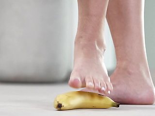 4K HOT FOOTFETISH! Crushing fruits with bare feet and high heels!