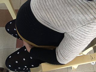 My stepson wanted to see how I piss from my pregnant pussy