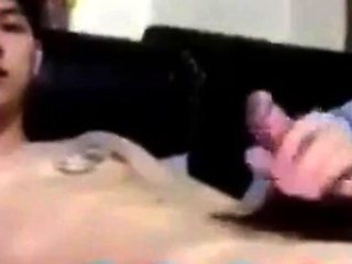 asian twink jerking off on bed on cam (1'12'')
