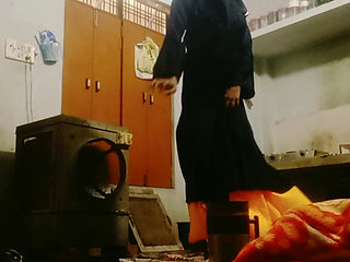 Urvashi naqab phnke kamar matkati h