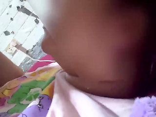Grabe ang ingay ni tita, habang nakadiin si junior