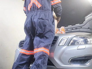 Couldn't Pay the Mechanic, So I Gave Him Pussy