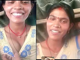 A Married Woman Talks to Her Ex-boyfriend on Video Call and Shows Her Breasts.