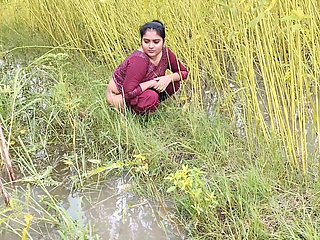 Video of hardly fucking a beautiful Indian auntie from the village at her home.