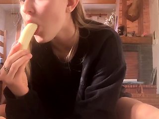 Cute amateur teen girl toying her pussy in bed on cam