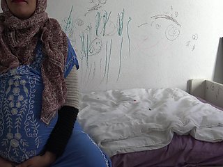Pregnant Syrian Refugee Fucks In German Brothel