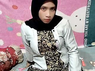 Beautiful Blonde in Kebaya Returns to Kondangan