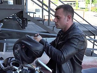 Strong and dangerous dude fucking a kinky MILF
