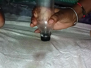 Bhabhi Ne apne hathon chut me botal dal diya