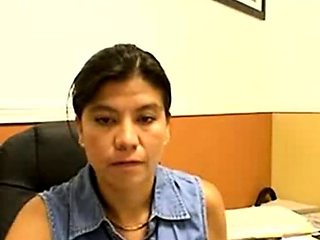 Madura latina se masturba en la oficina por webcam