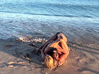 Topples Hotties Wrestle with Passion in See Waves