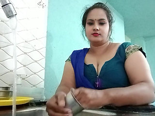 Desi Bhabhi ko Kitchen me Bartan dothe dheka or Bedroom me Bhabhi ko Chodha