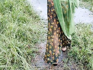 Desi Bhabhi Ne Apane Devar Ko Jungal Me Lekar Ache Se Chudai Karwayi Outdoor Sex