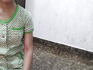 Desi aunty ko saman dene ke bahane pel diya