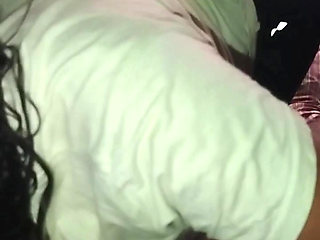 Madrastra morena culona chupando polla