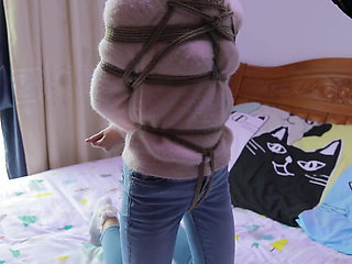 Hui13 - the Constraint of Skinny Jeans and White Socks