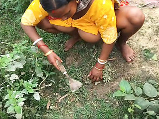 Indian hot wife ki Jungle Safai karte waqt chudai ki