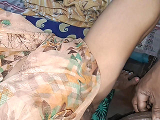 Aaj maine bhabhi ko kamre me naga lete dekha bhabhi ki jabarjast