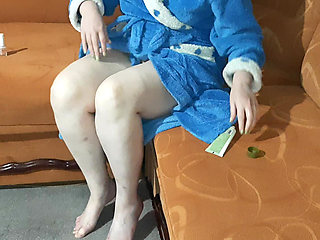 Accidental flash of mom's pussy.