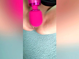 Amateur couple fucks uninhibitedly in the car in the middle of the day