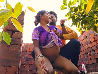 Devar Apni Bhabhi Ko Apne Purane Bathroom Mein Le Jakar Chod Raha He - Devar Bhabhi XXX Video Hindi Hot Pussy.