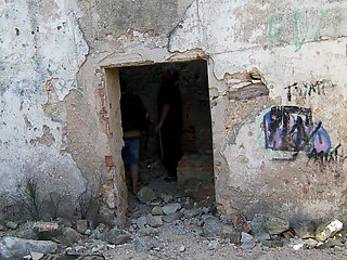 Couple fucks in an abandoned courtyard