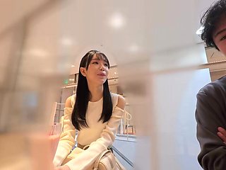イマドキ細身美少女の密着に成功！お姫様扱いに惹かれる彼女に優しく接していくと
