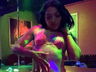 Amateur webcam babe showing her sexual goods
