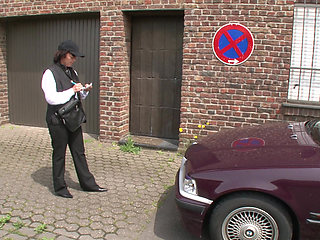 The lady of traffic control let him cum on her vagina