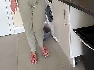 Dishes Vs. Full Bladder… I Lost Control and Piss in Pants