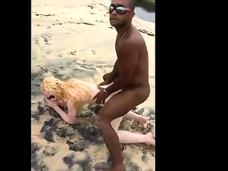 Sexo na Praia: Brasileiras Amadoras na Praia Suja