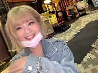 美形のミニスカギャル系美容師が野外でパンティ生脱ぎ