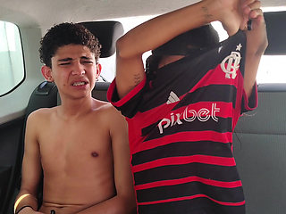 Os Irmos Jogando Futebol Acabou Numa Foda No Carro