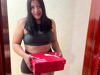 She didn't have the money to pay and lets the delivery man suck her ass