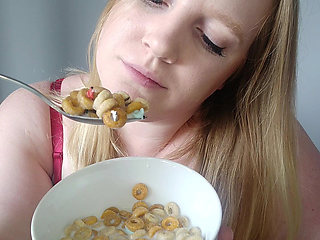 Julie Bliss - Giantess Breakfast