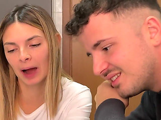 Influencer Stays on Foot After the Car Doesn't Start Anymore Luckily She Finds a Guy Who Takes Her Home and Fucks Her