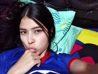 21-YEAR-OLD COLLEGE GIRL MASTURBATES IN THE ROOM